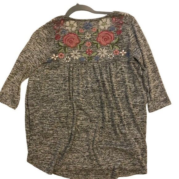 Girl's Medium Sweater Light weight 3/4 sleeve floral design on shoulders & back - Picture 2 of 2